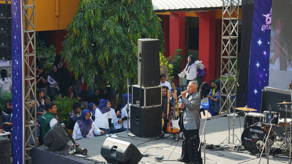 Puncak DN 61 - Penampilan Bernyanyi Pak Amor
